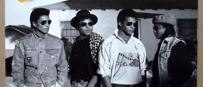 Jackson Street: Vista callejera vibrante de la ciudad - Fotografía urbana