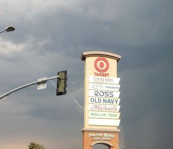 Falcon Ridge Town Center: Centro Comercial Moderno con Tiendas y Restaurantes