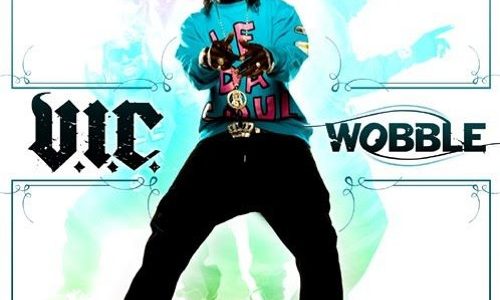 Bebé feliz con Baby Wobble: juguete que mejora equilibrio y motricidad