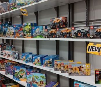 Lego Bricks & Minifigs Whittier: Set de Construcción y Figuras Coleccionables