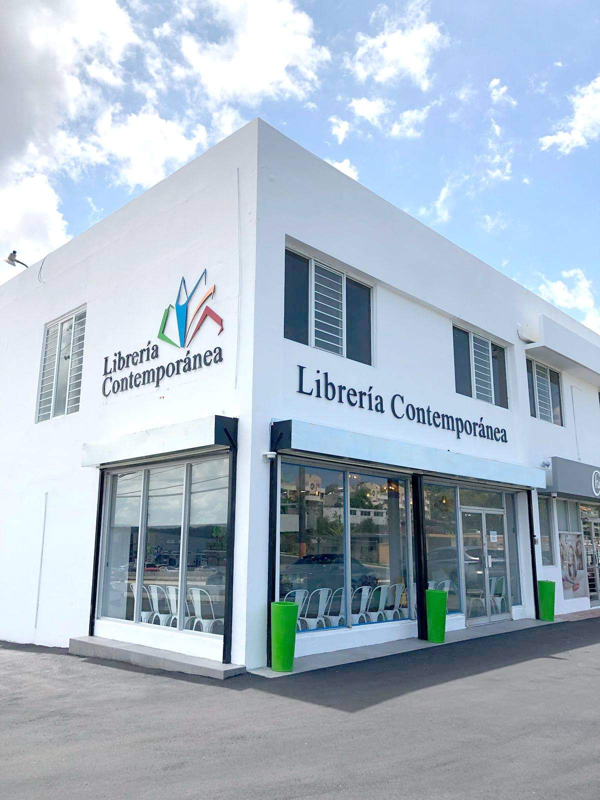 Librería Contemporánea: Diseño Moderno, Estantes Elegantes y Ambiente Creativo