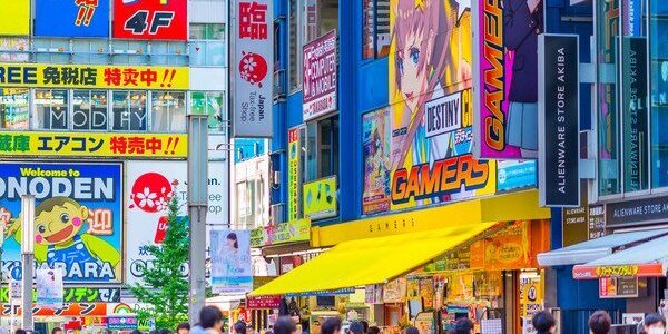 Anime Tokyo: Ciudad Neonífera y Cultura Otaku – Ilustración Vibrante de la Metrópolis Japonesa