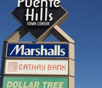 Puente Hills Town Center: Vista panorámica del centro comercial y sus tiendas en California