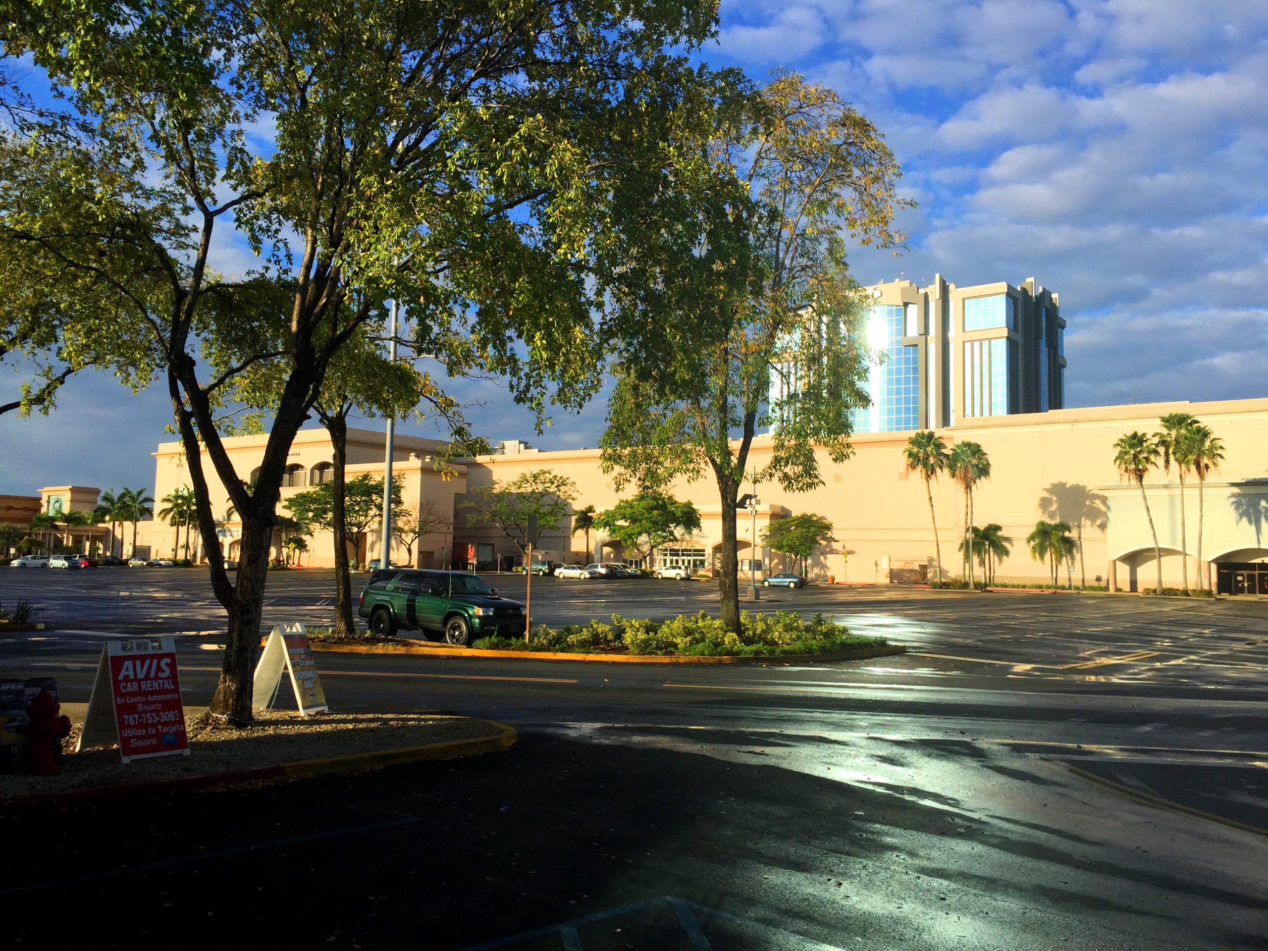 Plaza Las Américas: Centro comercial icónico de Puerto Rico con tiendas, restaurantes y ocio