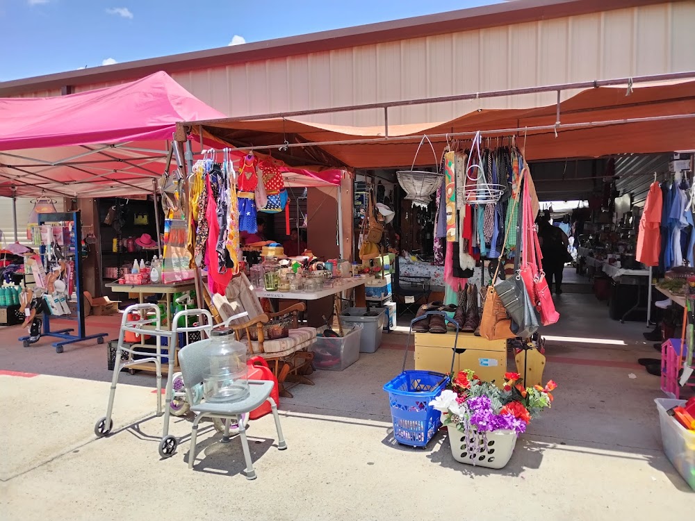 Laredo Flea Market “La Pulga Blanca”: Tienda de Antigüedades y Artesanías en Texas