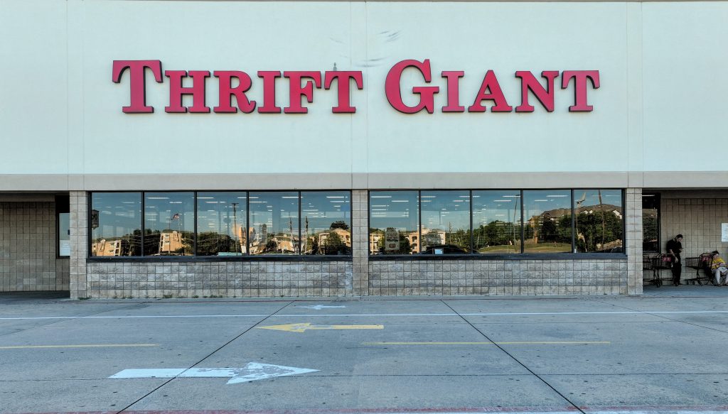 Thrift Giant: Descubre la mejor tienda de segunda mano y moda vintage con descuentos irresistibles