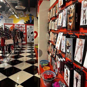 Caliente Adult Superstore: Tienda de juguetes eróticos y lencería sensual – Compra segura y discreta