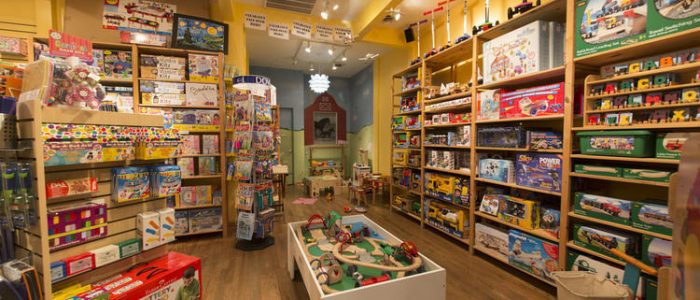 Imagen de la caja de juguetes de Geppetto: artesanía vintage de madera y juguetes de Pinocchio