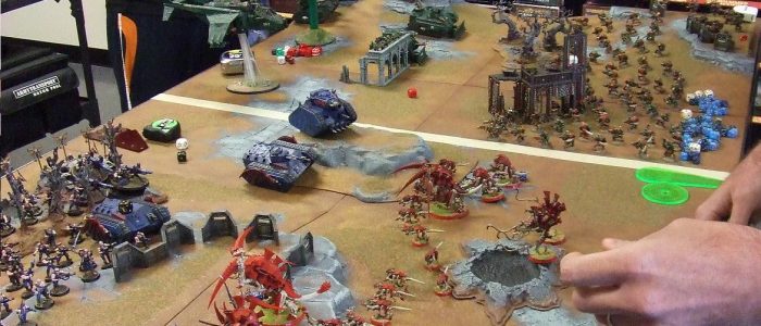 Arte digital de Warhammer: ejército de orcos y héroes en épica batalla de fantasía