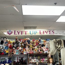 Tienda de segunda mano y centro de donaciones Lyft Up Lives: moda sostenible y comunidad