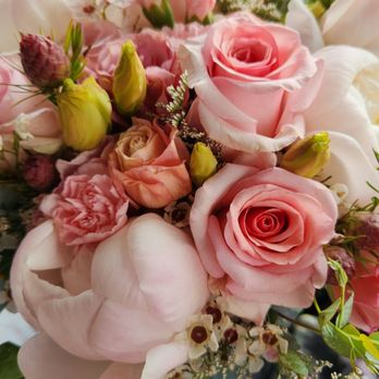 Corona de rosas y regalos – Flores elegantes para eventos y decoraciones