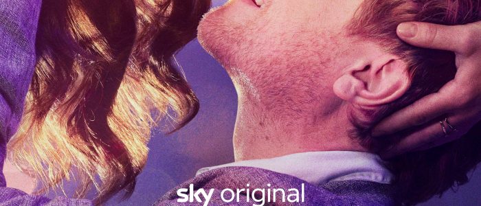 Pareja romántica abrazándose al atardecer – Amor, pasión y momentos íntimos