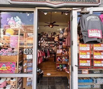 Tienda General de Monterey: Vista auténtica del histórico comercio local