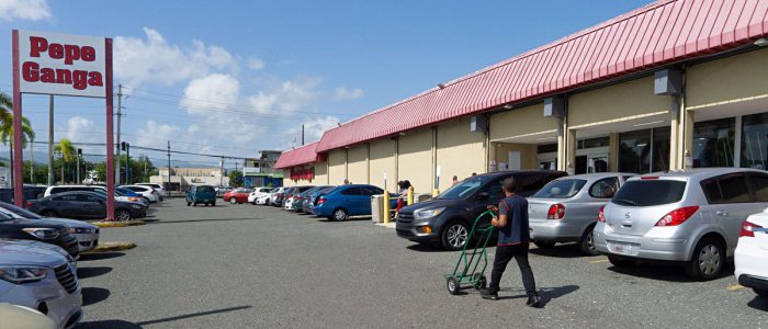 Pepe Ganga en Caguas, Puerto Rico: Fotografía Colorida de la Escena Local