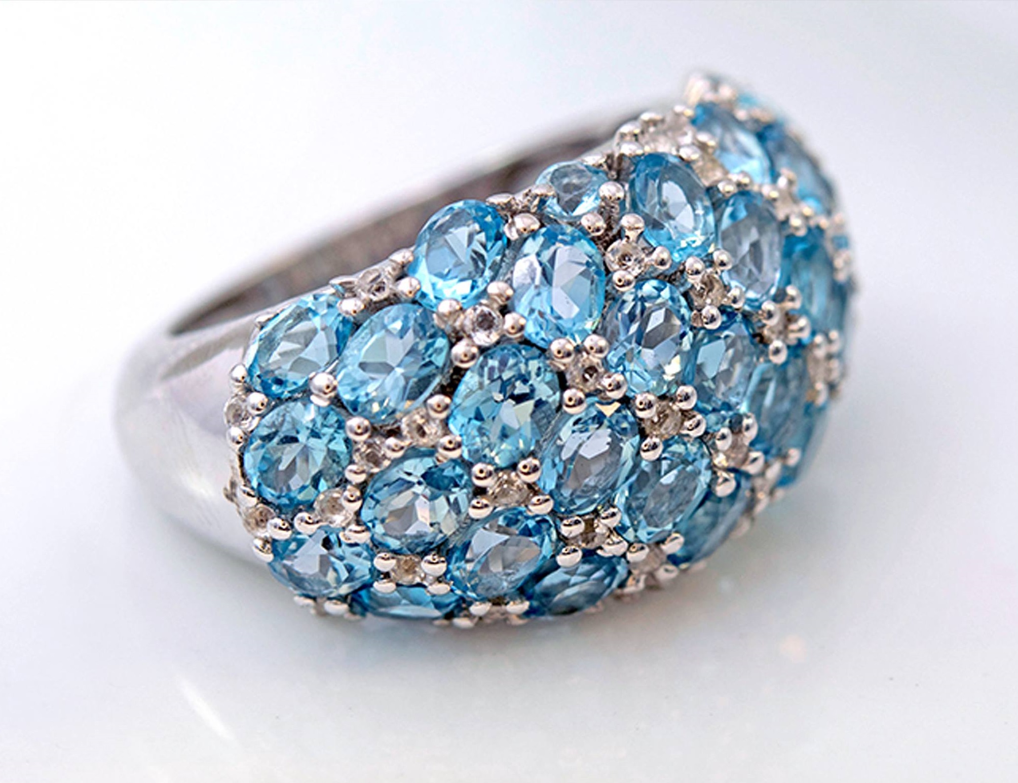 Piedras preciosas y alhajas brillantes: joyería elegante y gemas de alta calidad